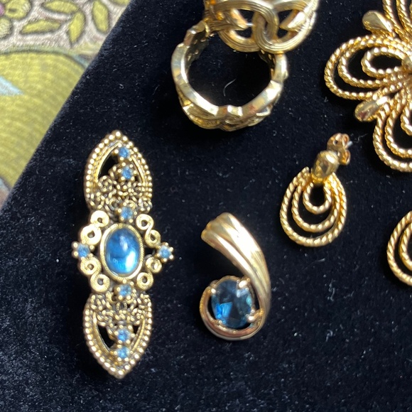 Gold tone and gem lot of 10 pcs. Pins, Earrings, tack pin, and pendant. - Picture 7 of 9